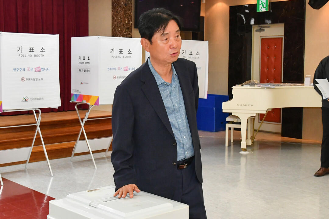 최문순 화천군수가 내달 3일 치러지는 제9회 전국동시지방선거를 앞두고, 각 읍면 사전투표소를 찾아 준비상황을 점검했다.(화천군청 제공)