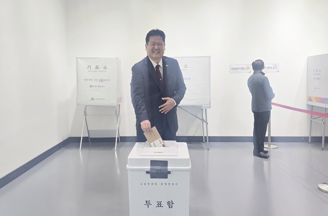 국민의힘 이상호 태백시장 후보가 29일 오전 태백문화예술회관에 마련된 제9회전국동시지방선거 사전 투표소에서 투표를 하고 있다. 이상호 후보 선거사무소 제공