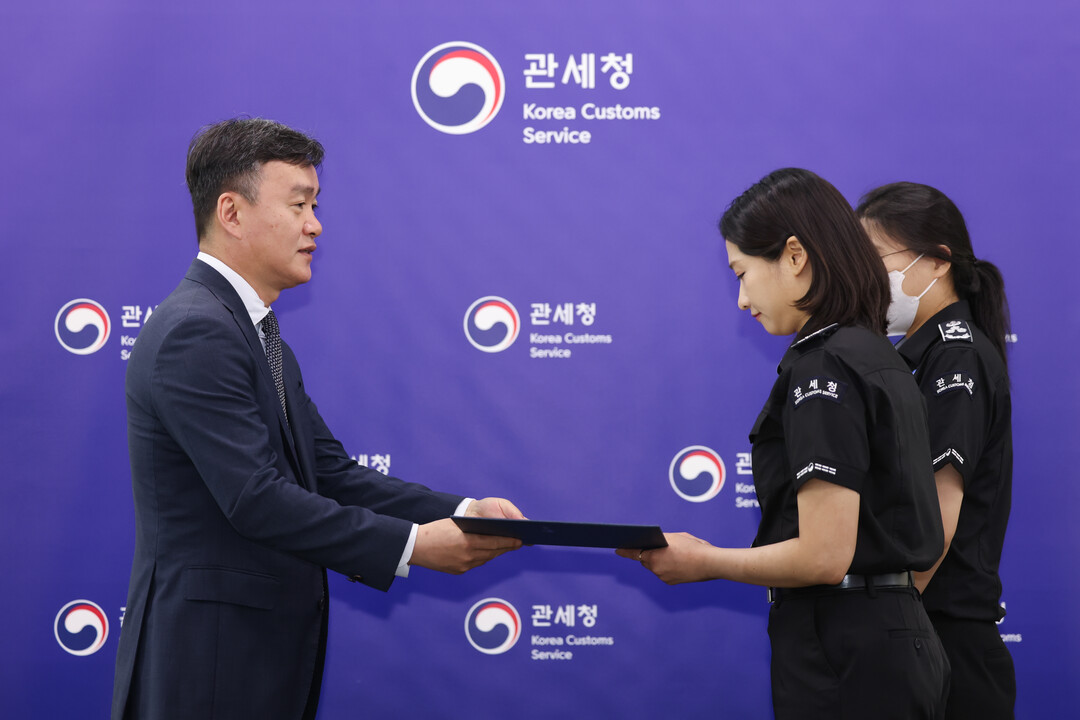 28일 안양우편집중국에서 이종욱관세청장(왼쪽)이 마약류 2차 저지선에서 마약을 적발한 세관직원들에게 특별성과 포상금을 지급하고 있다.