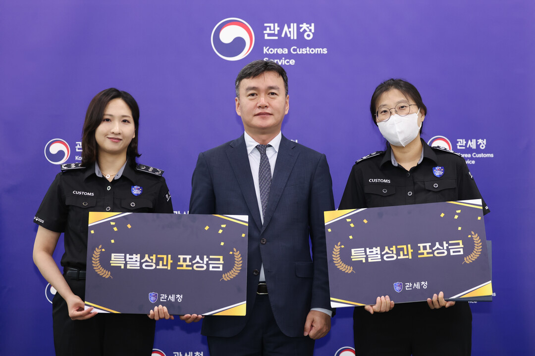 28일 안양우편집중국에서 이종욱관세청장(가운데)이 마약류 2차 저지선에서 마약을 적발한 세관직원들에게 특별성과 포상금을 지급하고 기념촬영을 하고 있다. 관세청 제공