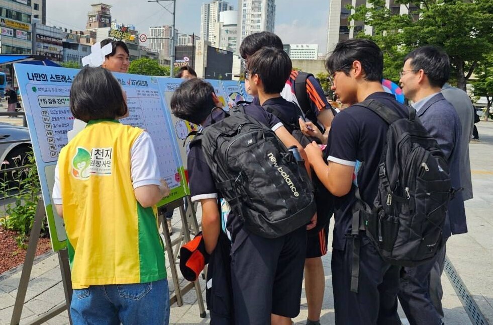 신천지자원봉사단 부산동부지부 봉사대원들이 지난달 28일 부산역 광장에서 펼친 마약근절 캠페인에서 학생&middot;시민을 대상으로 &lsquo;일상 속에서 무분별하게 사용되는 마약 관련 용어들의 문제점&rsquo;에 대해 설명을 하고 있다. 신천지자원봉사단 부산동부지부 제공