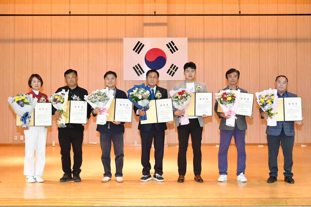 화천군 선거관리위원회가 김세훈 군수 당선자(사진 가운데), 박대현 도의원(사진 오른쪽에서 세번째) 당선자, 김은경, 최호기, 김동완, 박진천, 김명진,군의원 당선자(사진 왼쪽부터)에게 당선증을 교부했다. 조웅희, 이선희 군의원 당선자에게는 추후 당선증이 교부됐다. 
