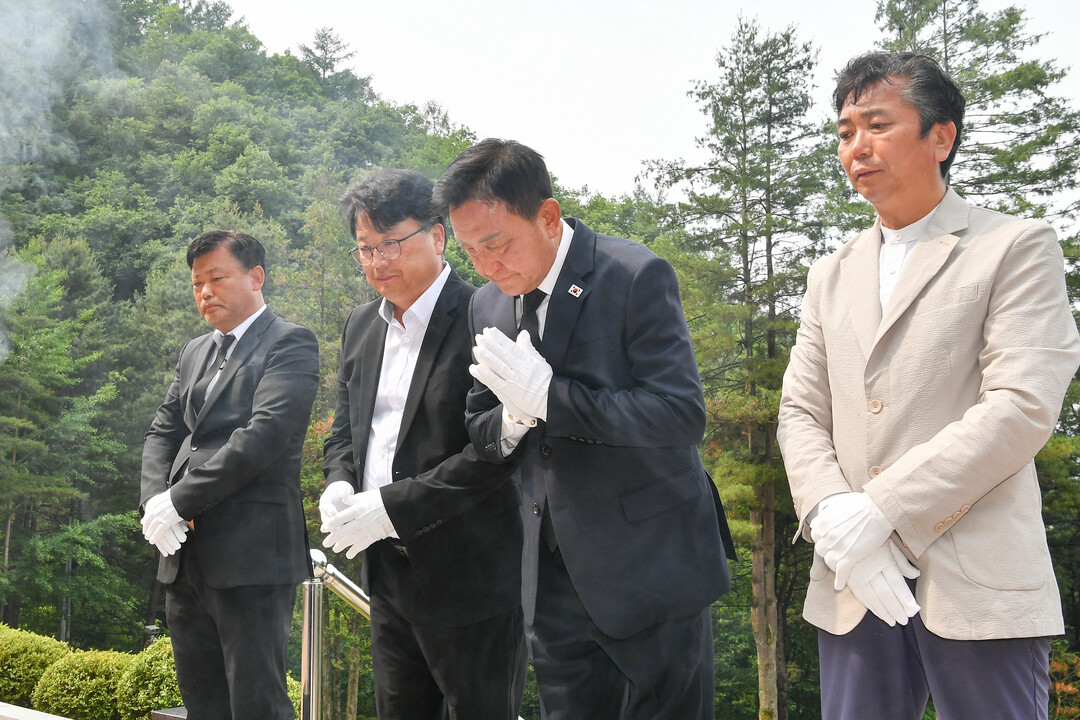  김세훈 화천군수 당선자(오른쪽에서 두번째)가 당선 후 첫 일정으로 4일 오전 화천읍 충열탑을 찾아 헌화와 분향, 참배했다(화천군청 제공) 