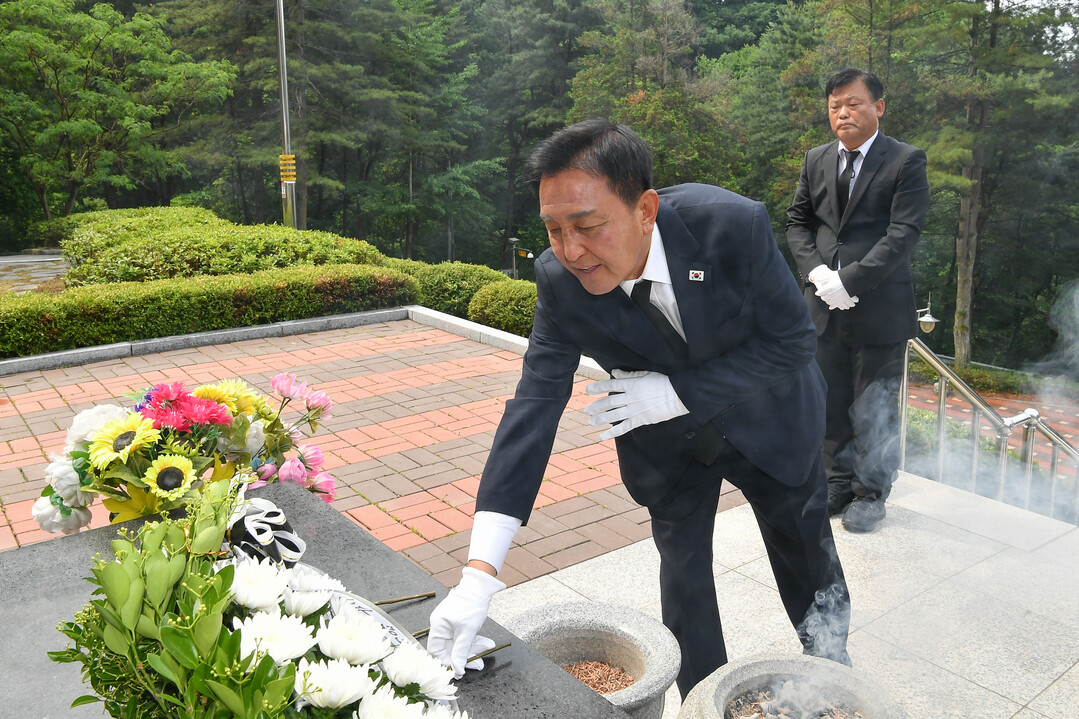  김세훈 화천군수 당선자가 당선 후 첫 일정으로 4일 오전 화천읍 충열탑을 찾아 헌화하고 있다(화천군청 제공) 