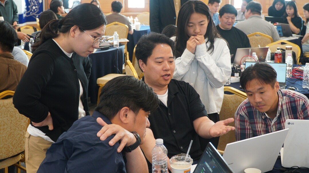 ▲ 참가자들이 노트북을 앞에 두고 아이디어를 구체화하고 있다. 이날 팀들은 기획서 작성부터 시제품 구현까지 하루 만에 소화했다. (사진=오셜 제공)