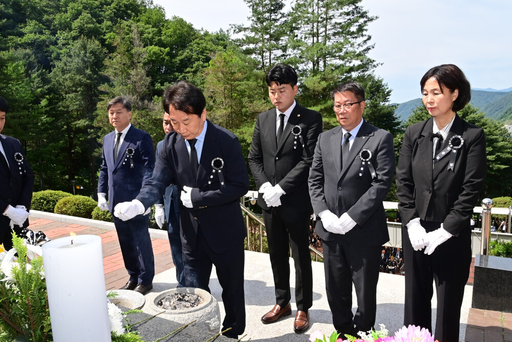 류희상 군의장이 제71회 현충일 추념식에서 분향하고 있다(화천군의회 제공)