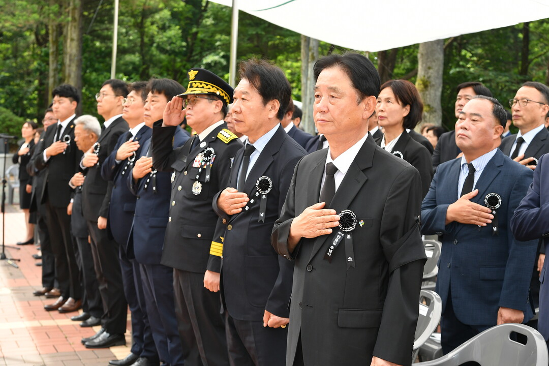 제71회 현충일 추념식이 6일 화천읍 충열탑, 간동면 자유수호희생자 위령탑, 평화의 댐 인근 비목공원에서 최문순 군수, 박대현 도의원, 류희상 군의장과 군의원, 기관사회단체장들이 참석한 가운데 열렸다.&nbsp;