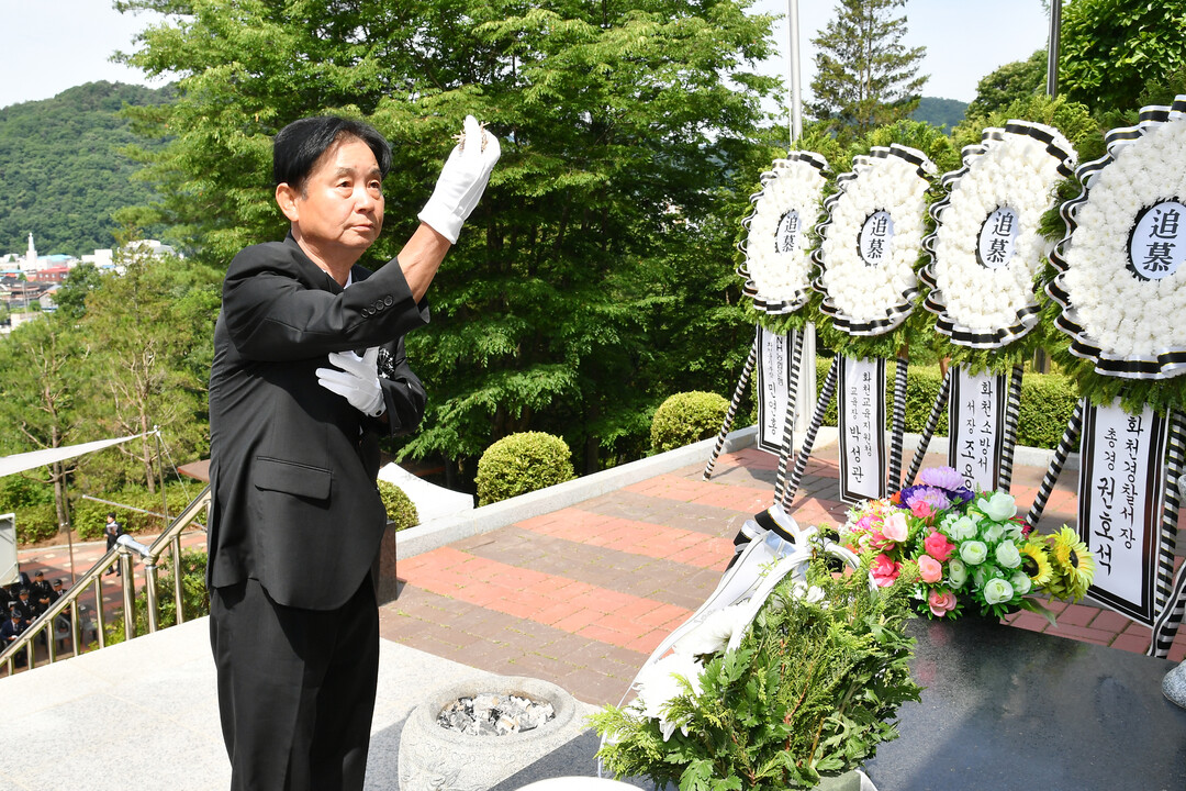 최문순 군수가 제71회 현충일 추념식에서 분향하고 있다(화천군청 제공)