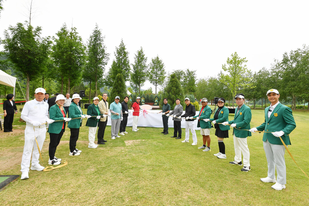  &lsquo;파크골프 명예의 전당&rsquo;제막식이 지난 7일 하남면 거례리 산천어 파크골프장 제2구장에서 최문순 군수, 역대 파크골프 페스티벌 우승자를 비롯한 클럽 관계자와 동호인들이 참석한 가운데 열렸다.(화천군청 제공)