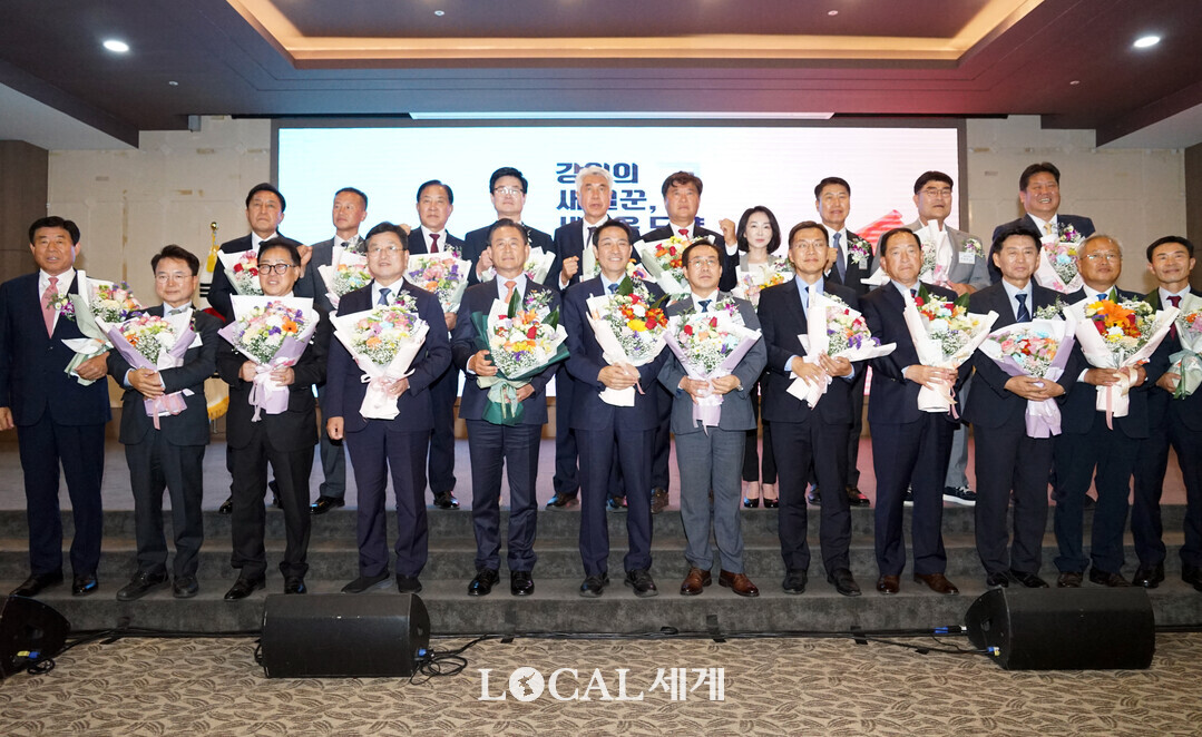 &lsquo;6&middot;3 지방선거 당선인 초청 강원발전 교례회&rsquo;에 참석한 시장 군수 당선인들이 기념촬영을 하고 있다.