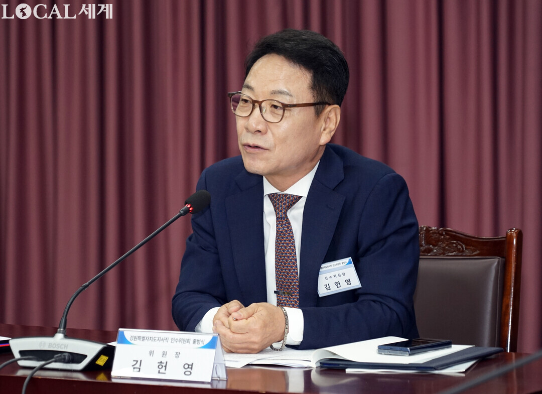 김헌영 인수위원장이 인사말을 하고 있다.