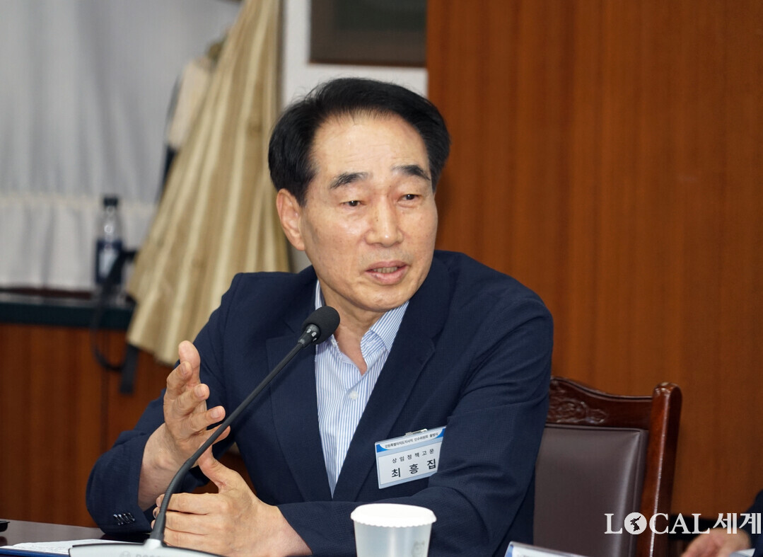 최흥집 상임정책고문이 인사말을 하고 있다.