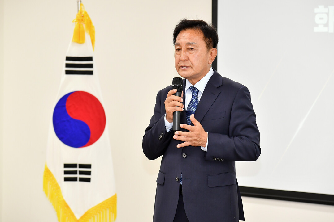 민선9기 화천군수 김세훈 당선자가 인수위원회 출범식에서 인사말을 하고 있다.(화천군청 제공) 
