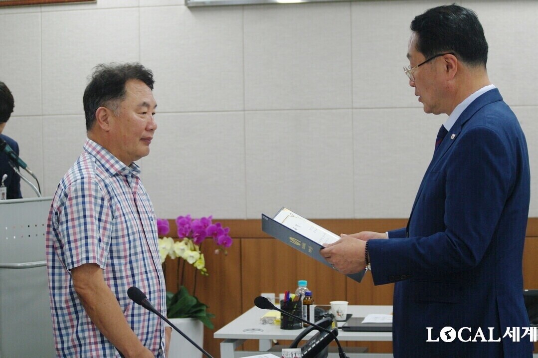 박재범 부산 남구청장 당선인(오른쪽)이 손지석 부위원장(왼쪽)에게 위촉장을 수여하고 있다. (사진=맹화찬 기자)