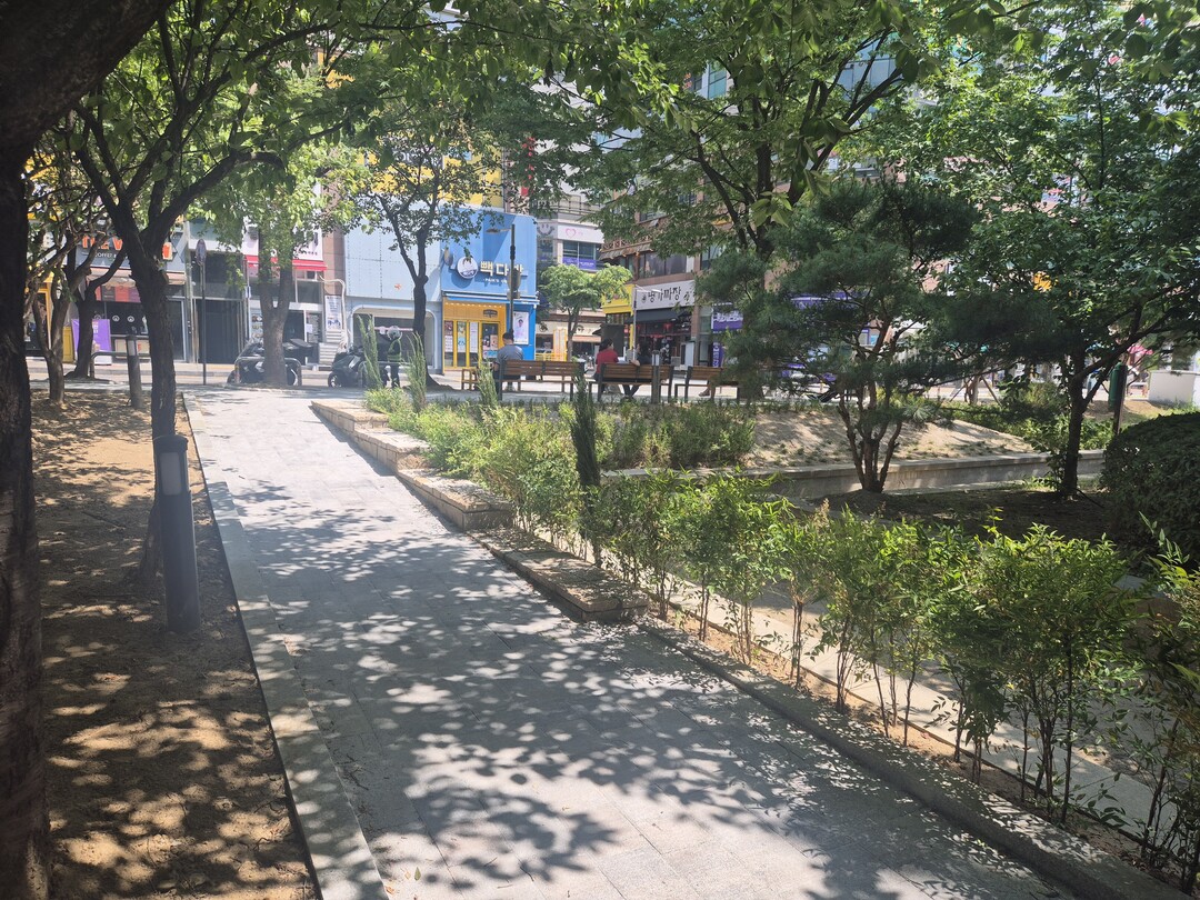 용인특례시는 기흥구 동백동 튼싹근린공원 바닥 포장 등을 정비했다.