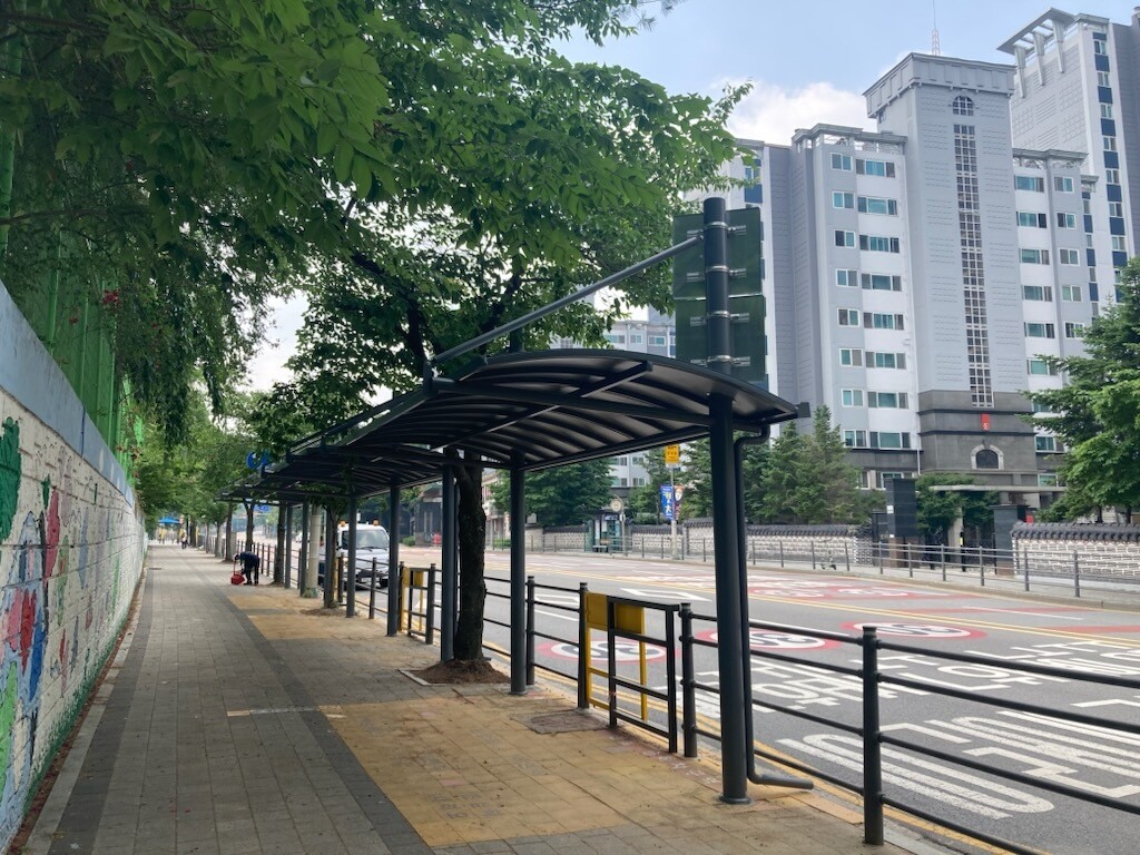 용인시 기흥구 동백2동은 안전한 통학 환경 조성을 위해 석성초와 초당초 승하차 구역에 캐노피를 설치했다.