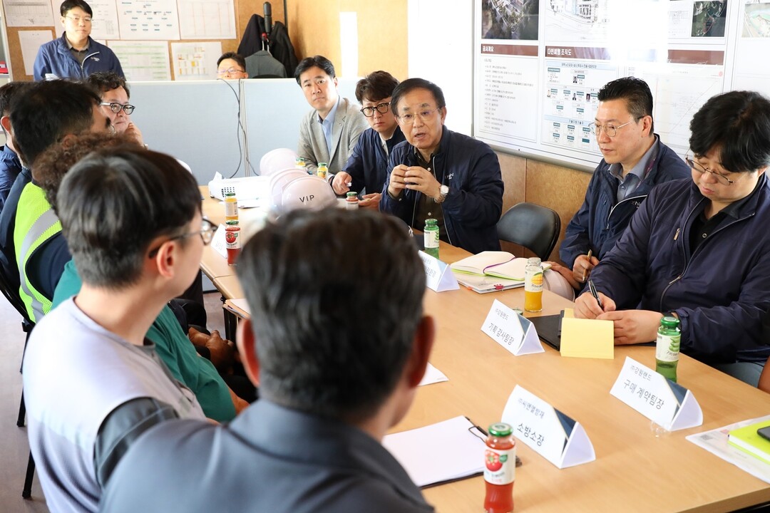 태백노인요양시설 관련 계약업체 관계자들과 간담회를 진행중인 안광복 강원랜드 상임감사위원.