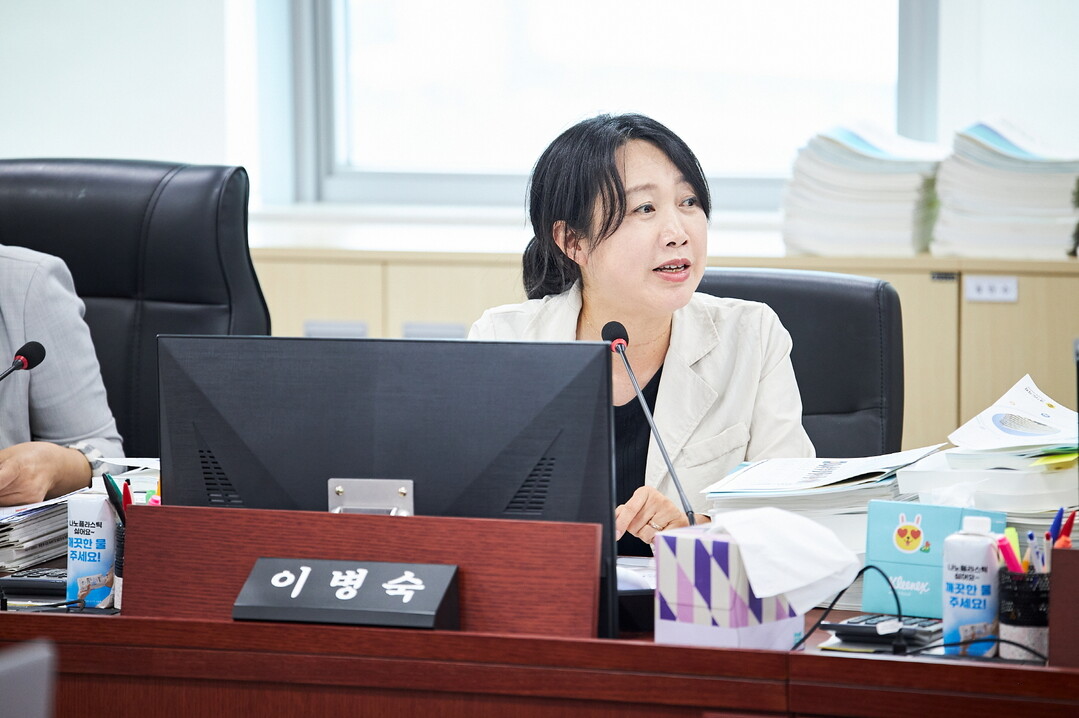 이병숙 의원이 17일 열린 2025회계연도 결산심사에서 경기도 채무 증가와 공공기관 재정 운영 문제를 집중 추궁하고 있다. 경기도의회 제공