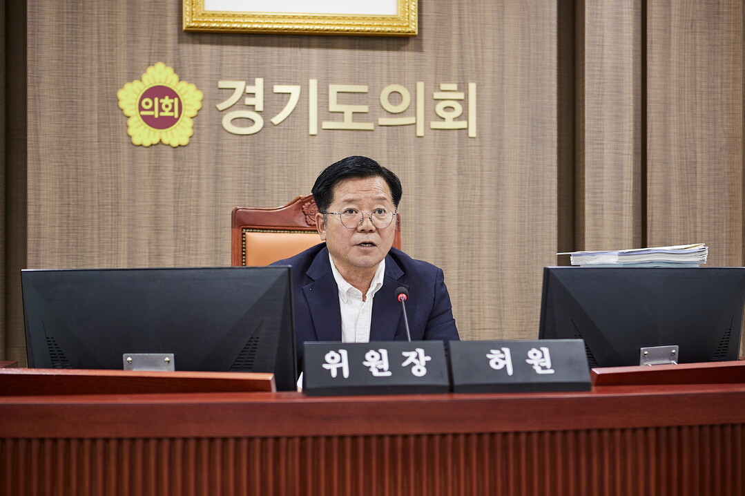 허원 건설교통위원회 위원장이 지난 16일 열린 제391회 정례회 건설교통위원회 2025회계연도 결산 심사에서 이천 지역 주요 도로사업의 명시이월 문제를 지적하고 있다. 경기도의회 제공