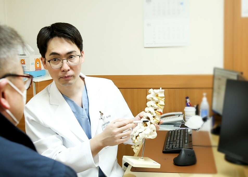 풀어도 계속 뭉치는 어깨 근육, 초기 목디스크 신호일 가능성 있어