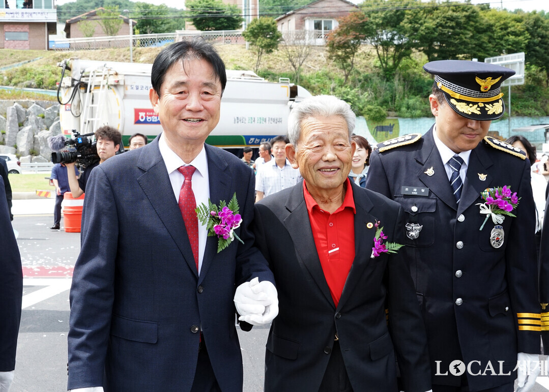 화천대교 준공식에 참석한 최문순 군수와 이화영 노인회장이 다리를 건너고 있다.