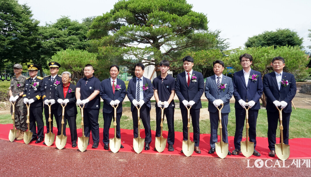 화천대교 준공식에 참석한 최문순 군수를 비롯한 기관사회단체장들이 기념식수에 앞서 촬영을 하고 있다.