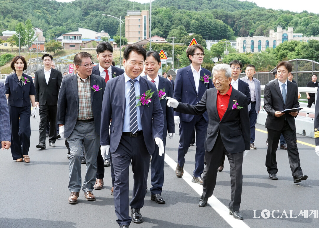 화천대교 준공식에 참석한 류희상 군의장(앞줄 가운데)과 이화영 노인회장 등 기관사회단체장들이 다리를 건너고 있다.