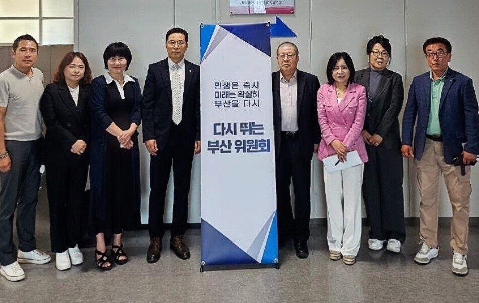 부울경언론인협회 박종순(왼쪽에서 네 번째) 회장과 