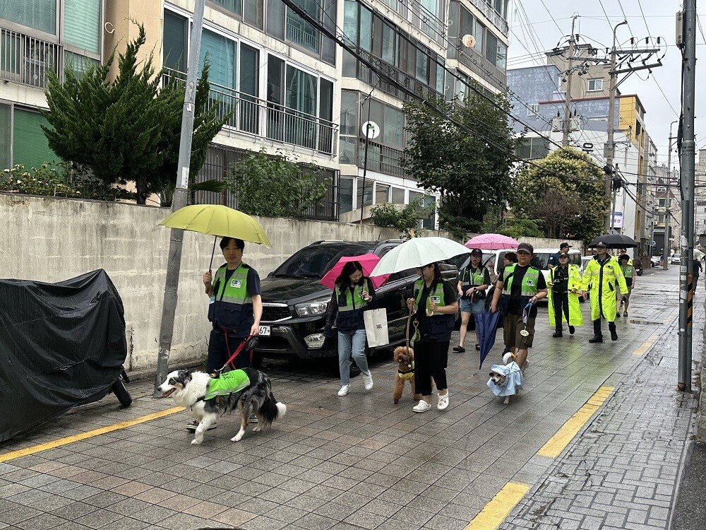 안심귀갓길과 공원, 재개발구역 등 범죄취약장소를 집중적으로 반려견순찰대와 치안활동을 하고 있다.