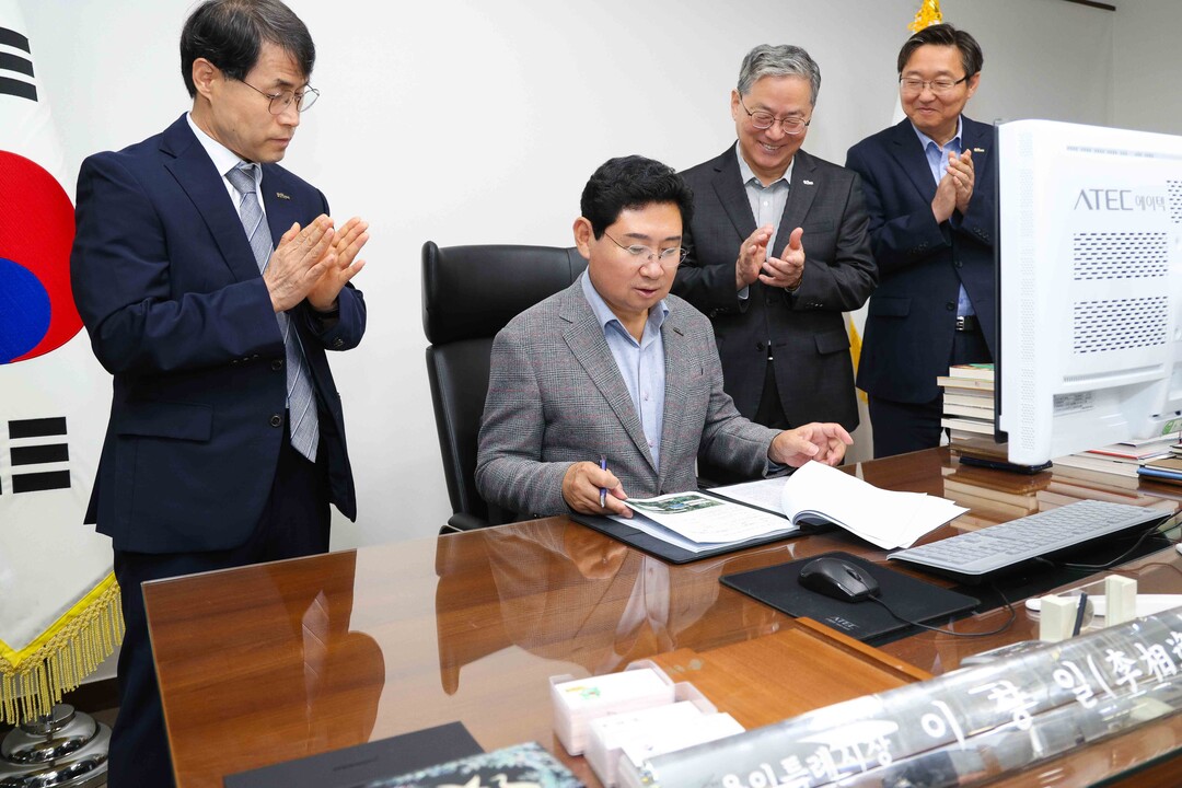 이상일 용인특례시장이 민선9기 출범 첫날인 7월 1일 첫번째 결재로 &lsquo;용인 르네상스 2.0 용인시 반도체산업 육성 및 클러스터 조성 종합계획&rsquo;에 서명하고 있다. 용인시 제공