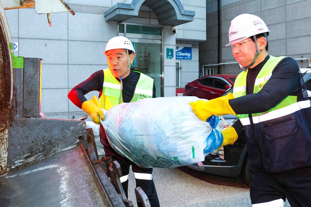 이상일 용인특례시장이 1일 새벽 환경미화원들과 기흥구 동백동에서 환경정비 활동을 하고 있다