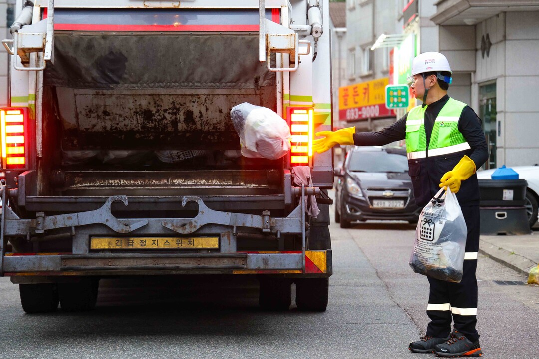 이상일 용인특례시장이 1일 새벽 환경미화원들과 기흥구 동백동에서 환경정비 활동을 하고 있다