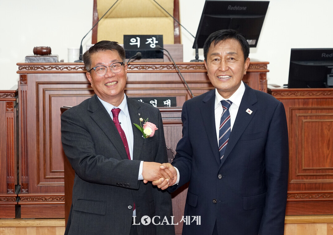 군의회 개원식에 함께 한 김세훈 군수와 조웅희 부의장(오른쪽부터)