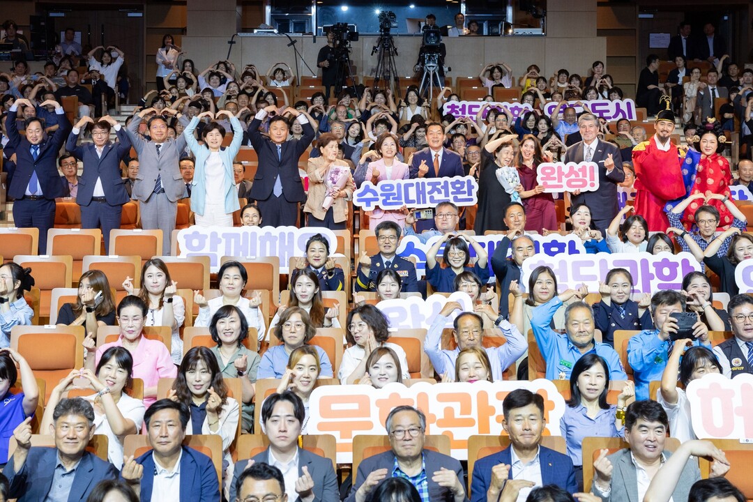 이재준 시장이 시민들과 함께하고 있다.&nbsp;