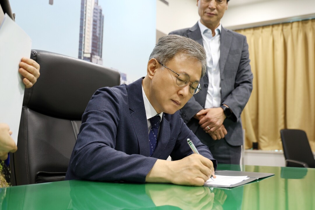 장인홍 구로구청장이 민선 9기 첫 공식 결재로 &lsquo;구로사랑상품권 확대 발행&rsquo; 건을 처리하고 있다.