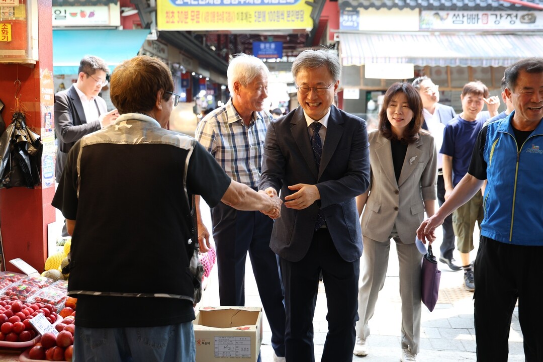 장인홍 구로구청장이 1일 전통시장을 찾아 상인들과 인사를 나누며 현장 의견을 청취하고 있다.