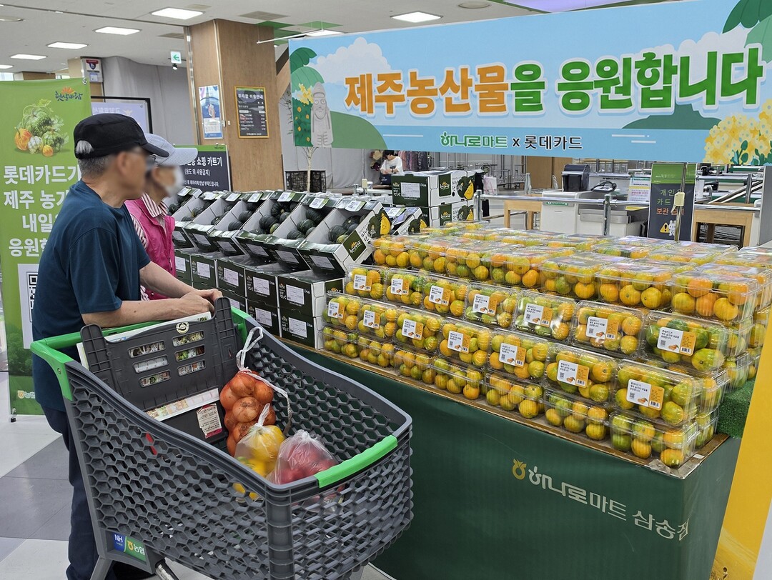 농협경제지주는 롯데카드(주)와 함께 전국 주요 하나로마트에서「제주 농산물 판매활성화를 위한 상생마케팅 할인행사」를 실시한다. 농협 제공