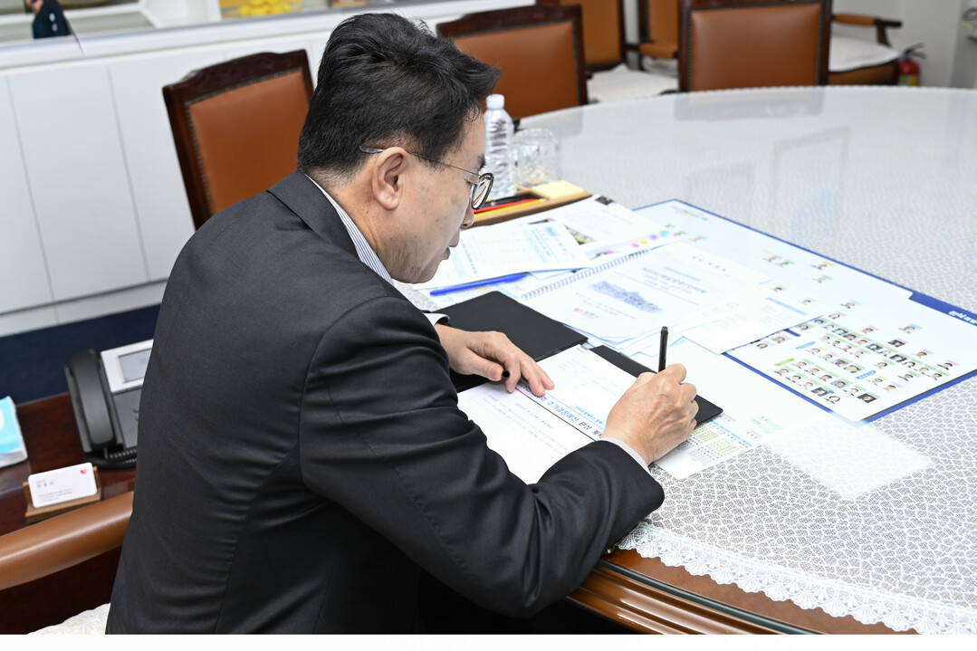 양충모 남원시장 민선 9기 1호 결재  제3회 추경 편성안 결재. 남원시 제공