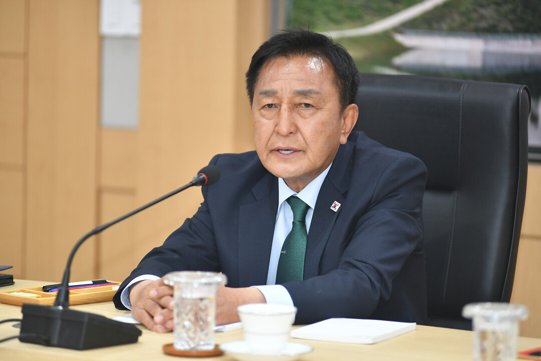 김세훈 화천군수가 취임 후 첫 주요업무 보고회의를 주재하고 있다(화천군청 제공)