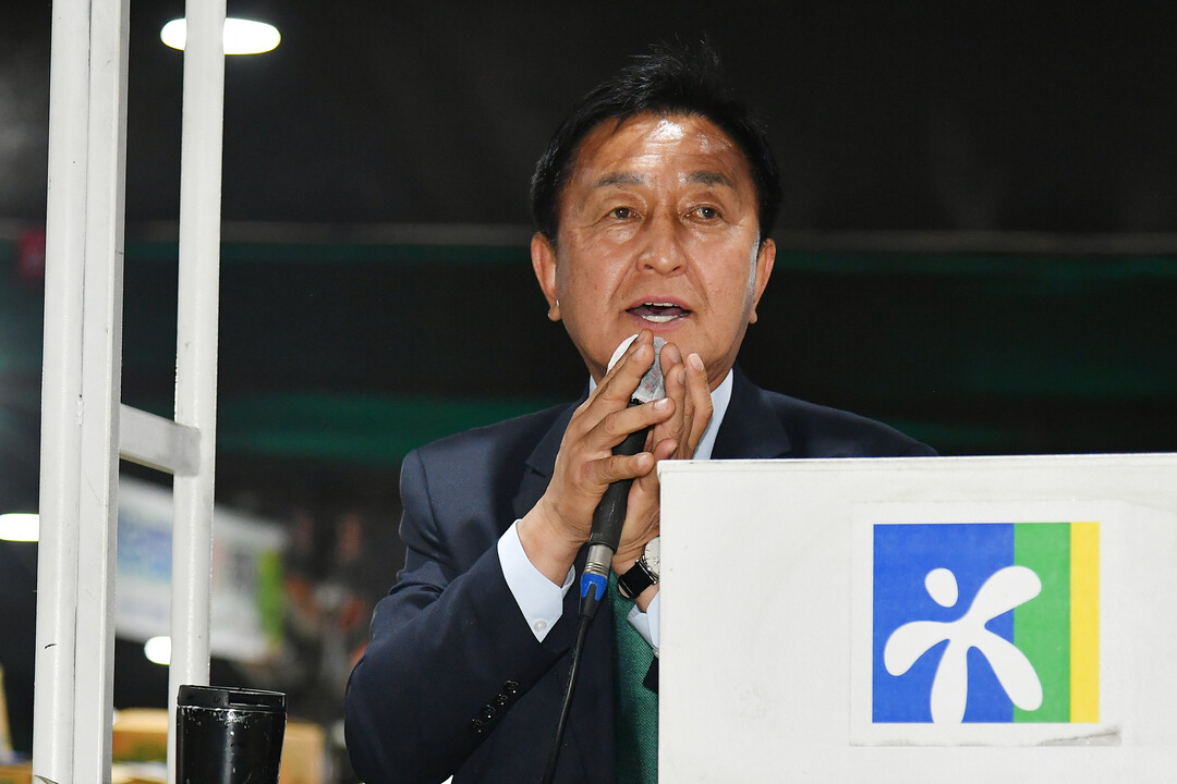 김세훈 화천군수가 지난 3일 밤, 서울시 가락동 농산물 도매시장을 찾아 화천산 오이와 애호박을 홍보하고 있다(화천군청 제공)