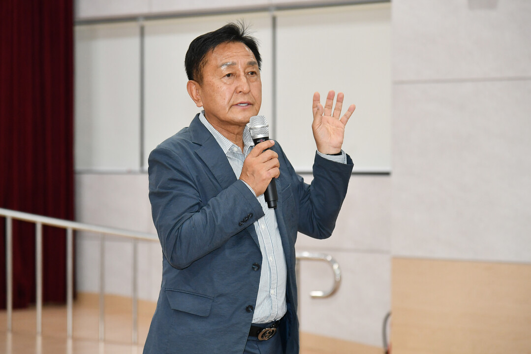 김세훈 군수가 2026 여름방학 청소년 어학연수 및 해외 문화탐방 간담회에서 인사말을 하고 있다(화천군청 제공)