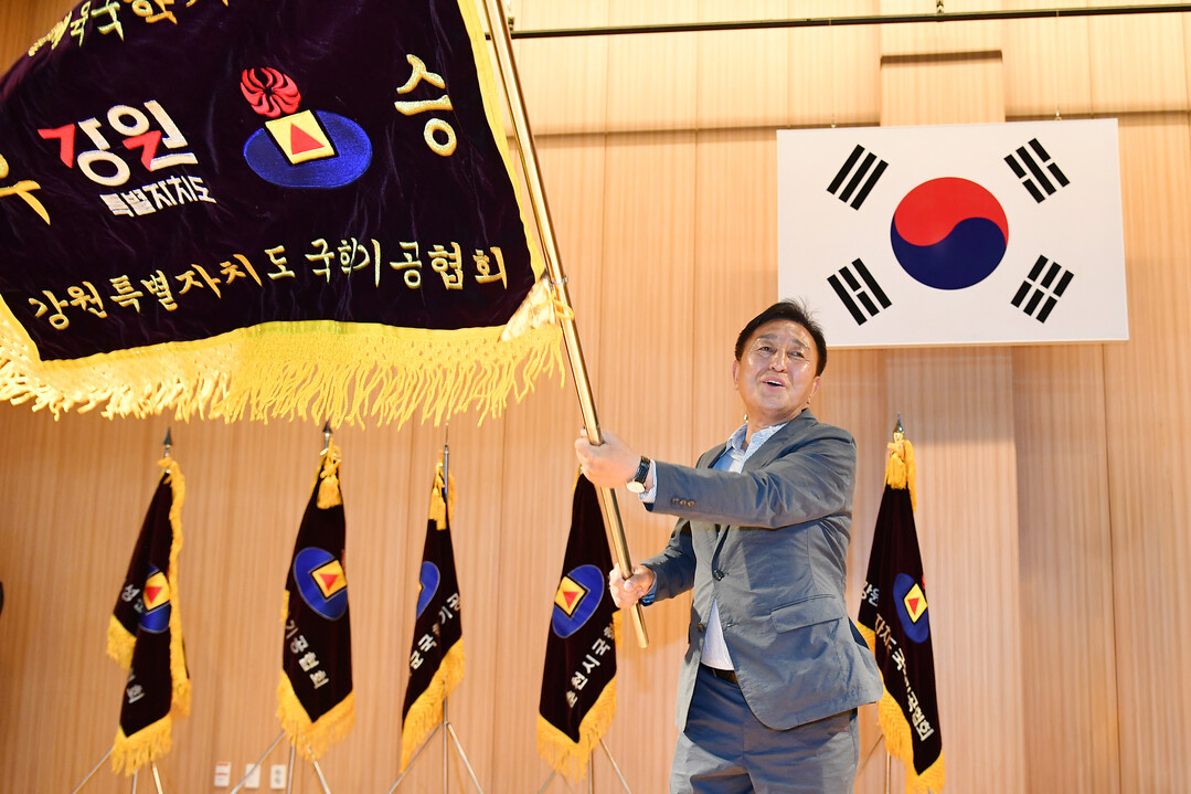 김세훈 군수가 제16회 강원특별자치도지사기 생활체육 국학기공대회 개회식에서 우승기를 흔들고 있다(화천군청 제공)