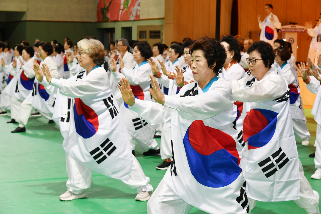제16회 강원특별자치도지사기 생활체육 국학기공대회 개회식이 4일 화천체육관에서 김세훈 군수, 박대현 도의원, 조웅희 군의장을 비롯한 군의원, 송호관 군체육회장과 동호인들이 참석한 가운데 열렸다.(화천군청 제공)