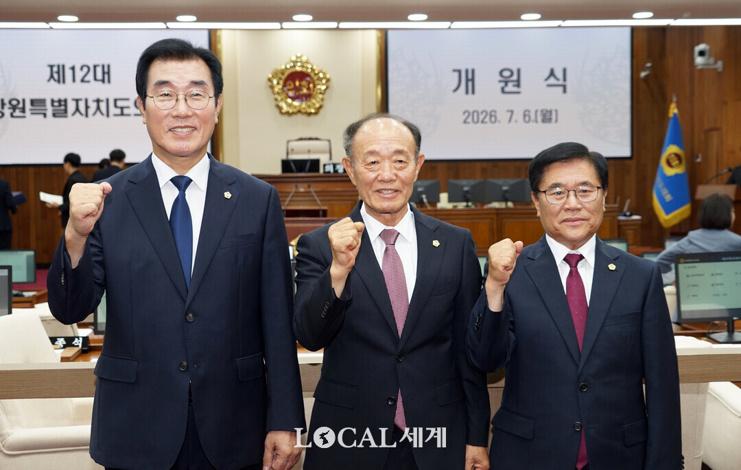 제12대 강원특별자치도의회 개원식에 앞서 의장, 부의장이 선출됐다.(정재웅 부의장, 박길선 의장, 홍성기 부의장)