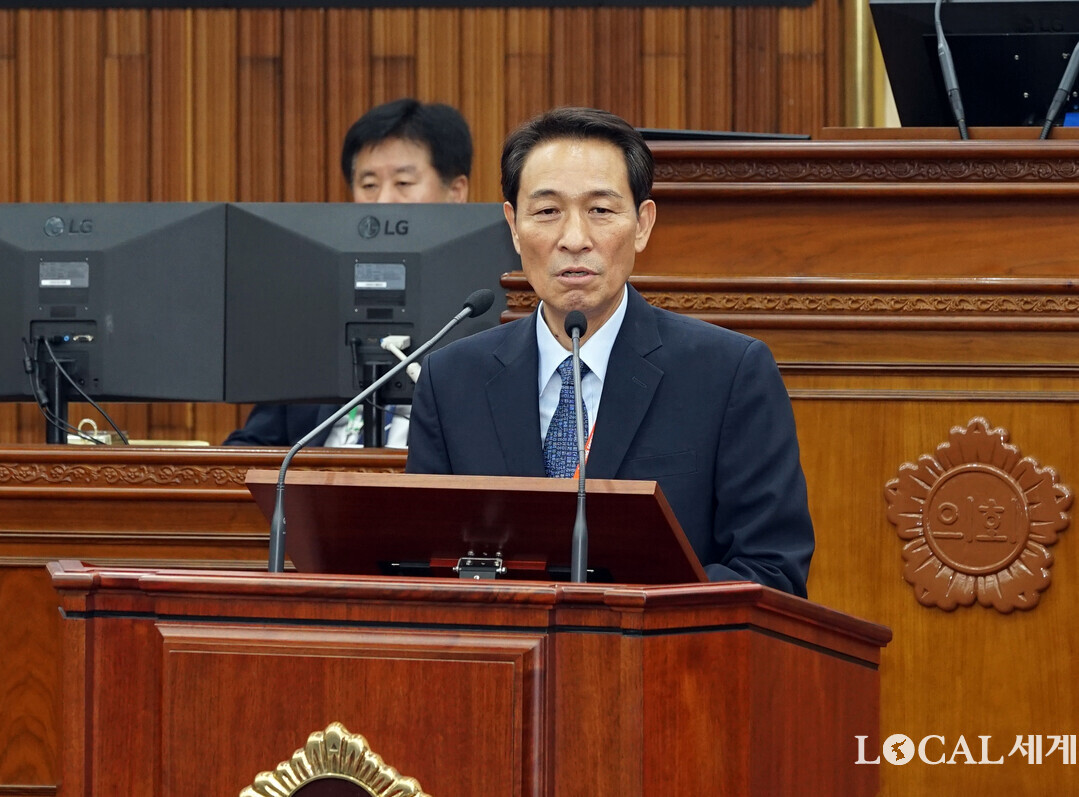우상호 도지사가 제12대 강원도의회 개원식에서 축사를 하고 있다.