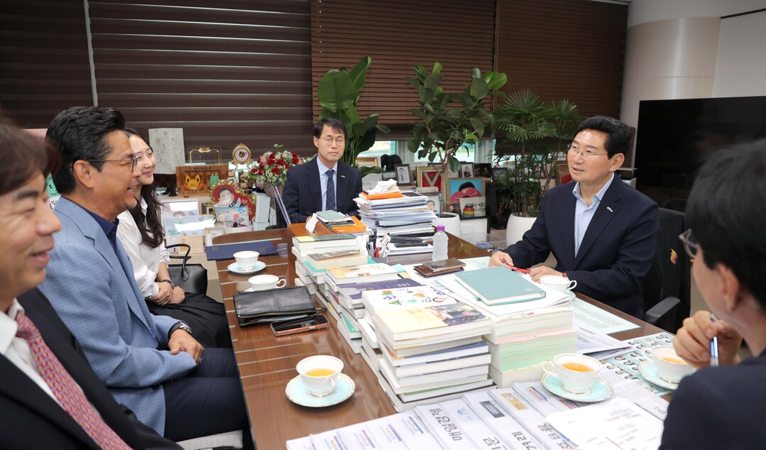 6일 시장실에서 이상일 시장과 어플라이트 머티리얼즈 관계자가 대화를 나누고 있다
