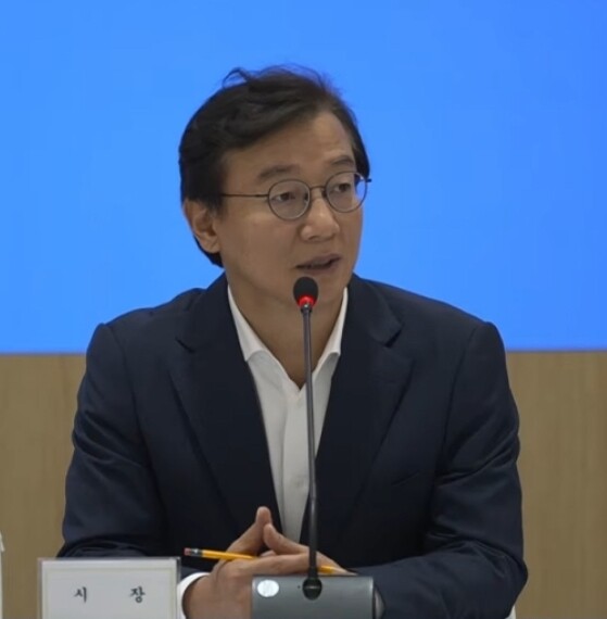 6일 오전 열린 민선 9시 첫 부산시 확대간부회의에서 전재수 시장이 회의를 주재하고 있다. 