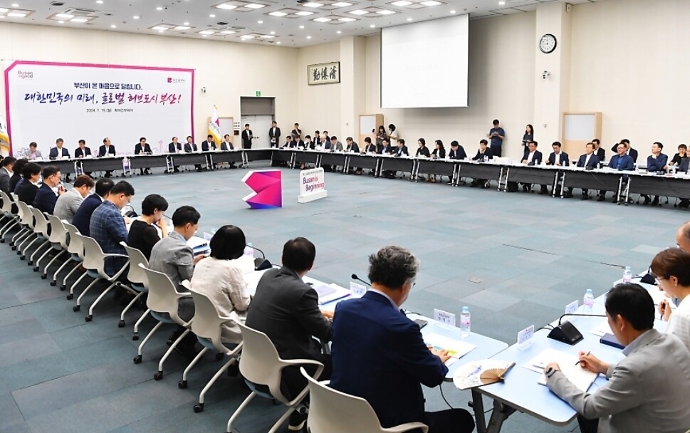  민선 9기 출범 직후 6일 열린 첫 부산광역시 확대간부회의 장면.  이하 부산시 제공