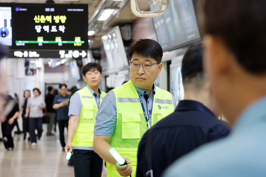 6일 김태균 공사 사장이 2호선 홍대입구역에서 일일 역장 근무를 실시했다.