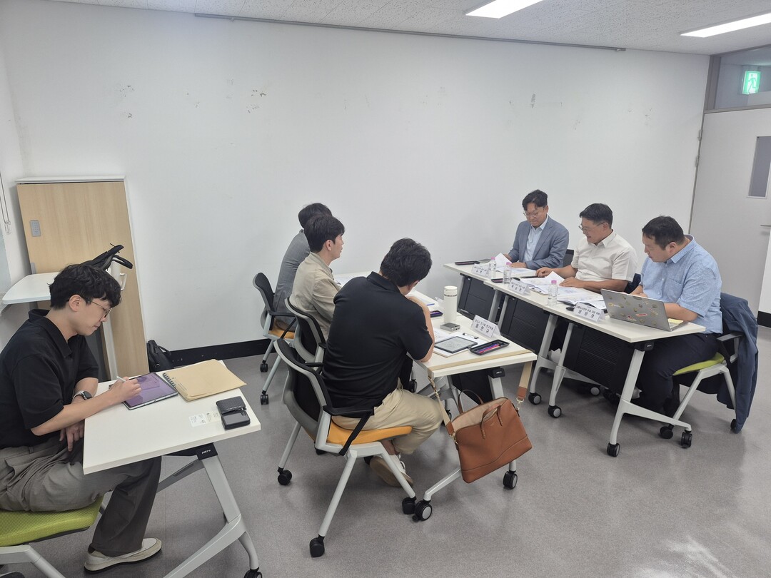 화성미래비전위원회 화성순환철도구축 구상 TF팀 관계자들이 순환철도 노선 구축 방안에 대해 회의를 진행하고 있다. 화성시 제공